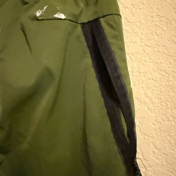 Nike men’s medium tech woven commuter pants - olive green - Picture 5 of 6